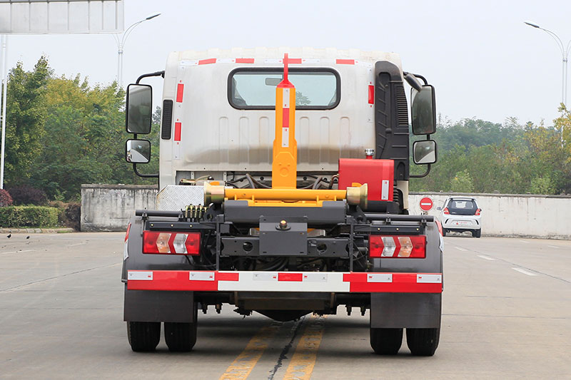 东风柳汽- L2勾臂套臂垃圾车-可上蓝牌 6方生活垃圾箱 建筑垃圾箱